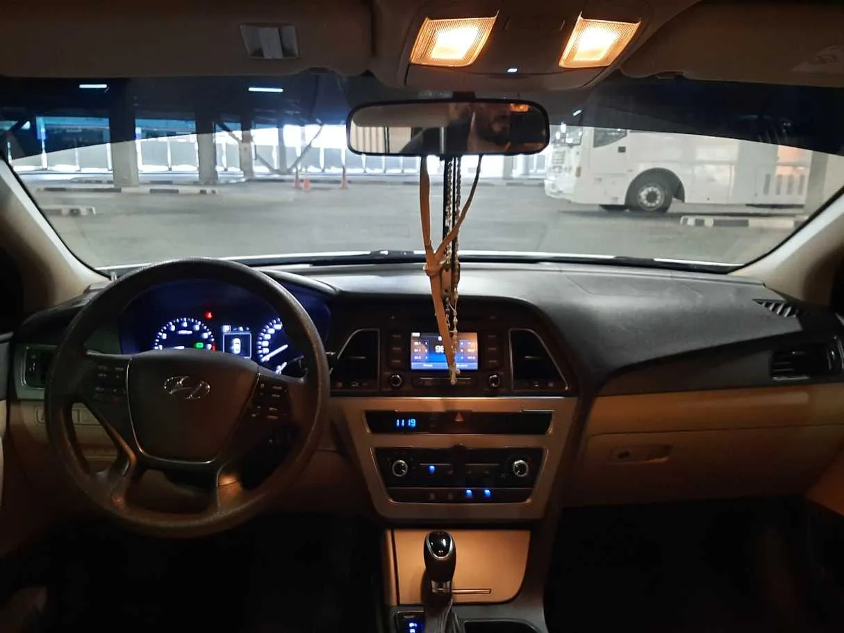 Car image 14