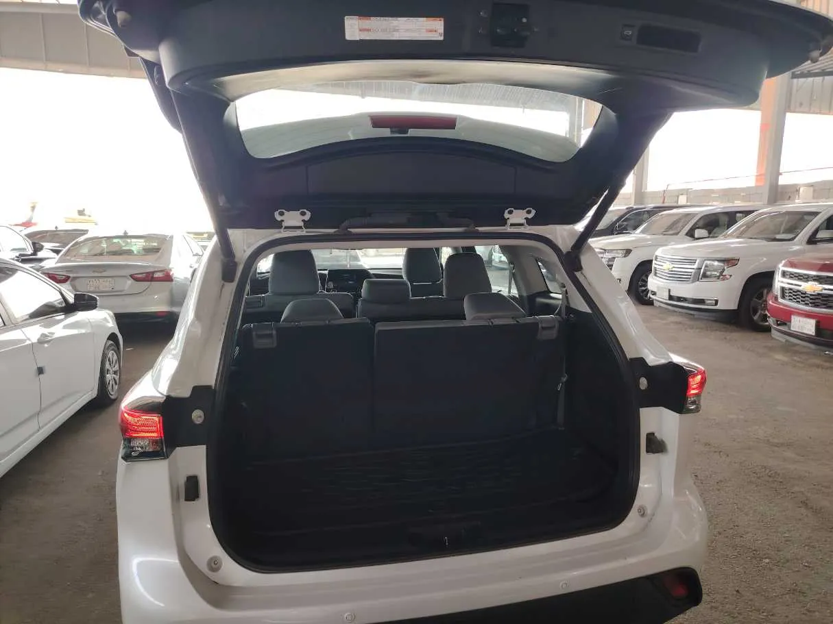 Car image 30