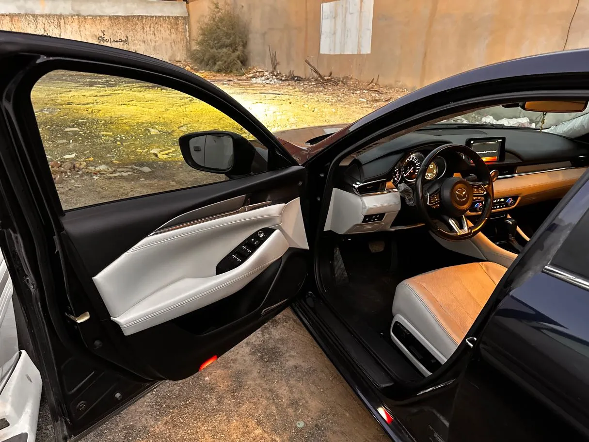 Car image 11