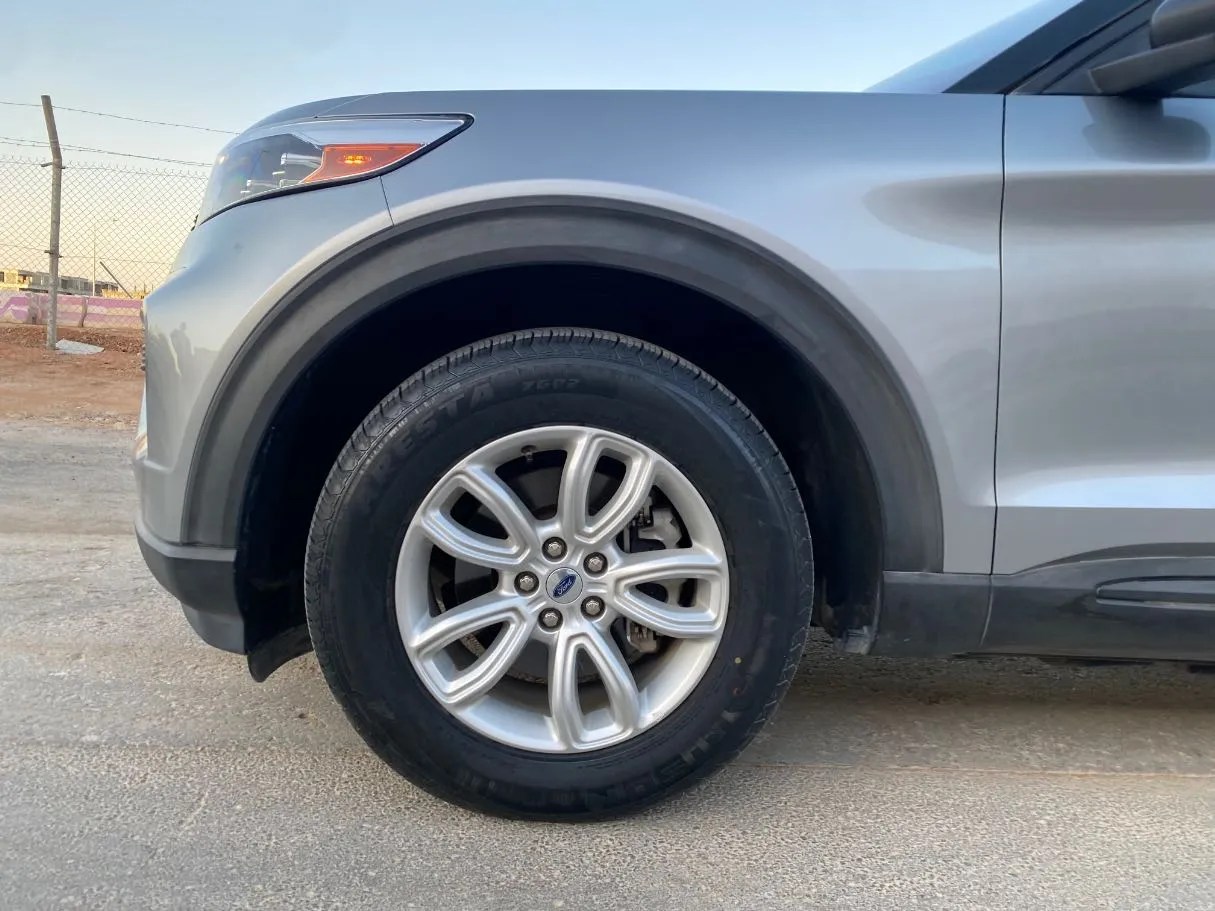 Car image 9