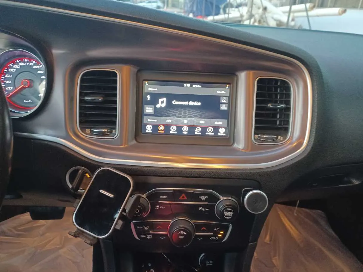 Car image 14