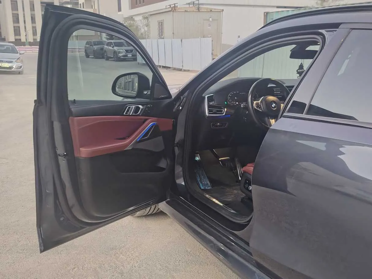 Car image 11