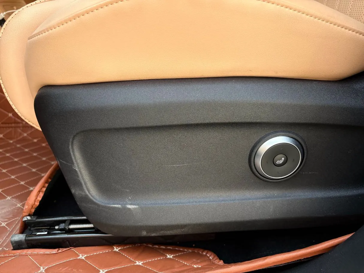 Car image 30