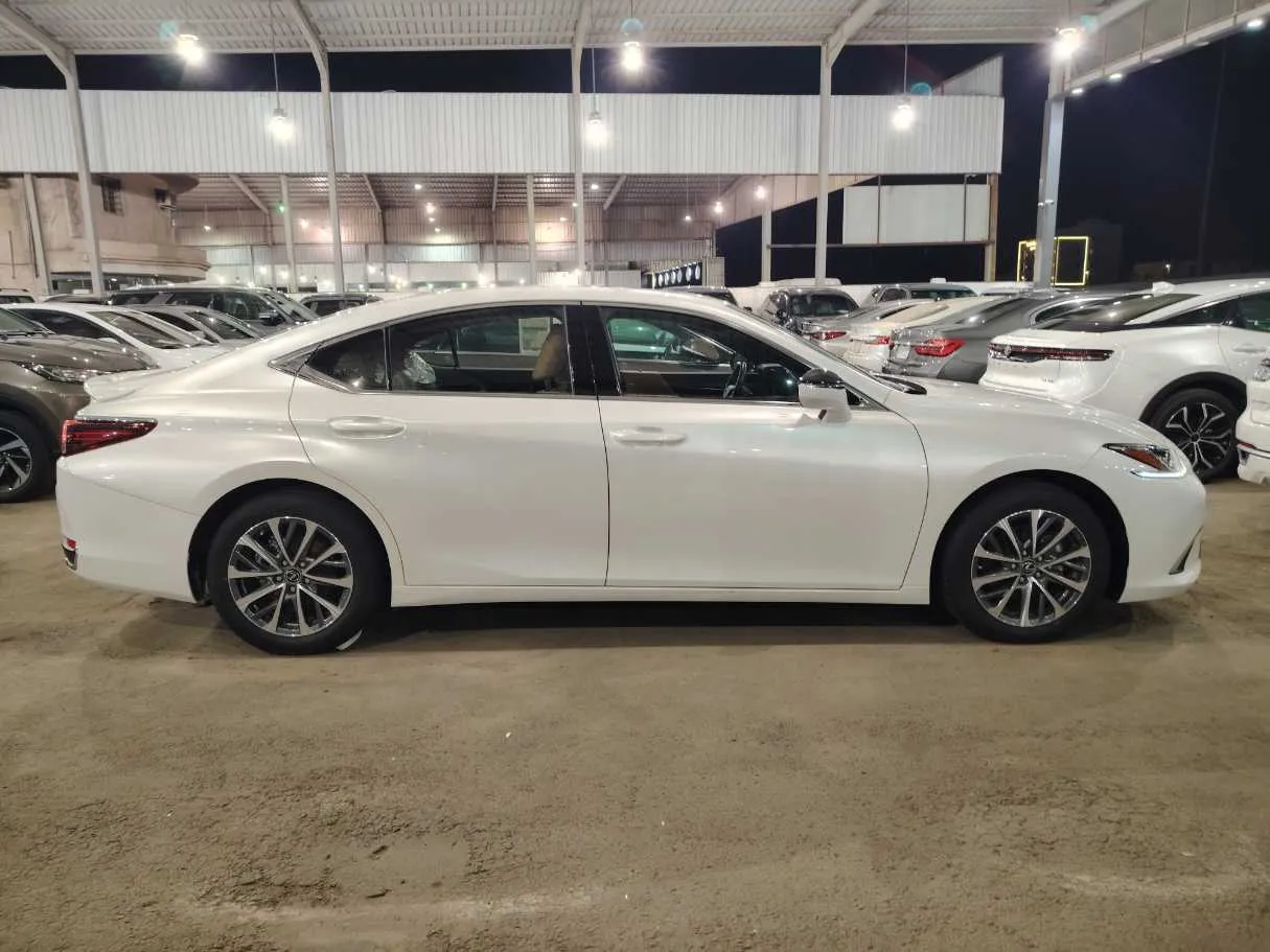 Car image 4
