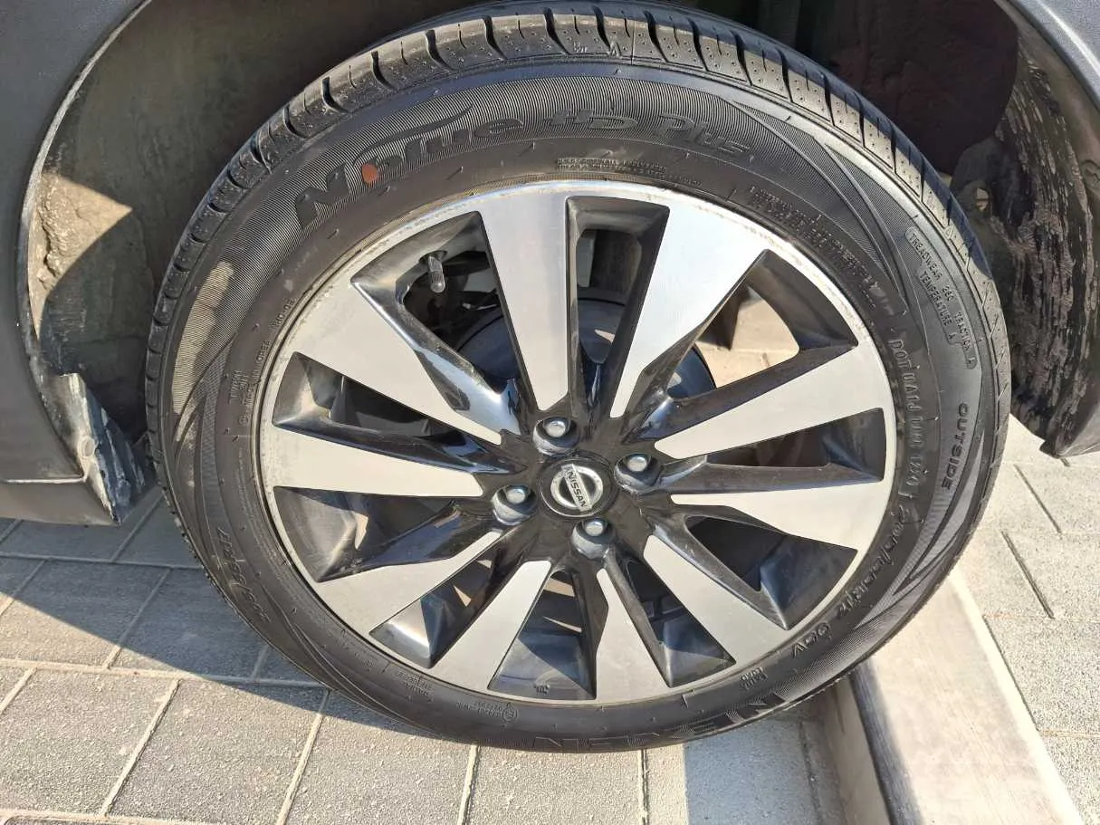 Car image 9