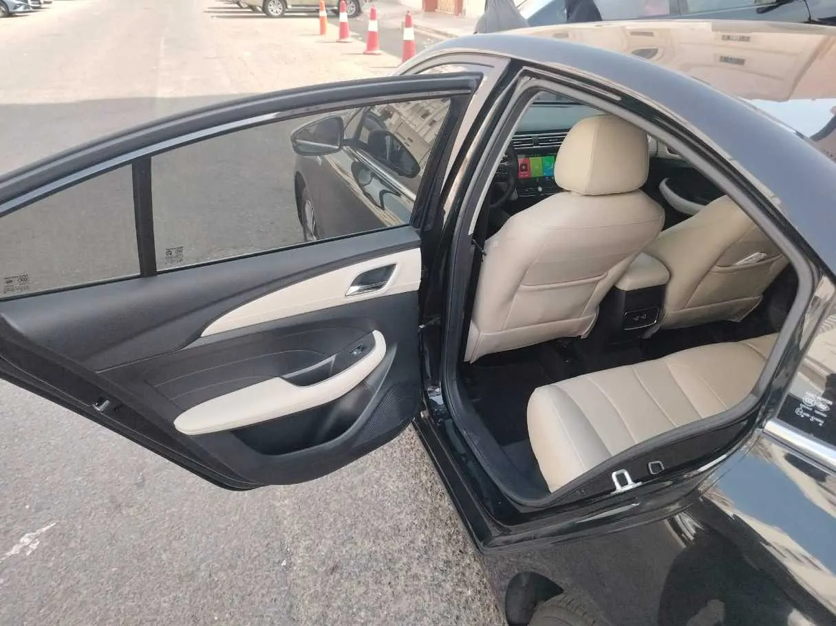 Car image 17