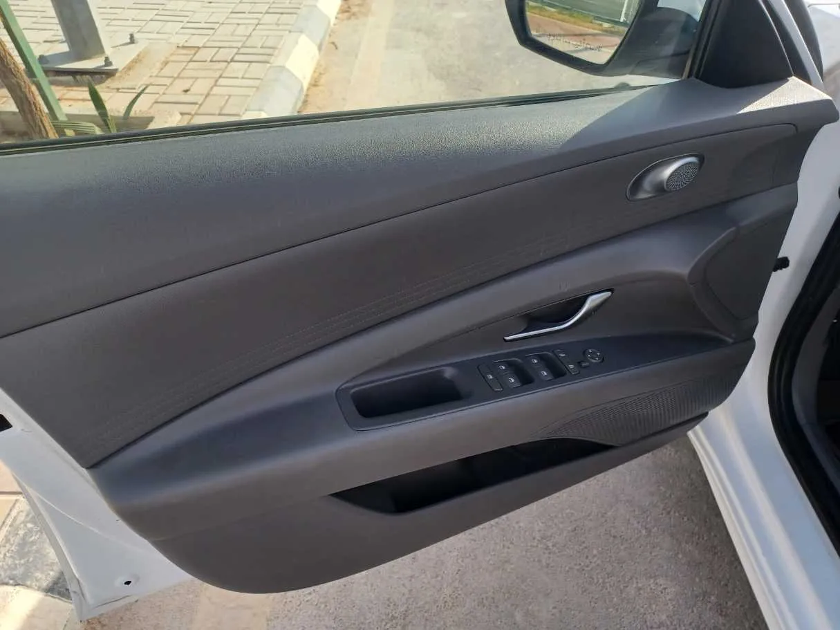 Car image 10
