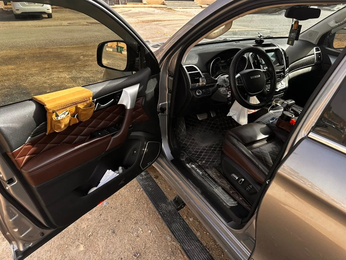 Car image 10