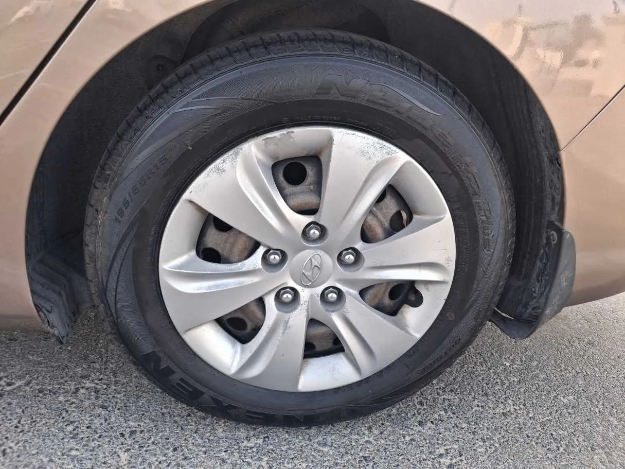 Car image 9