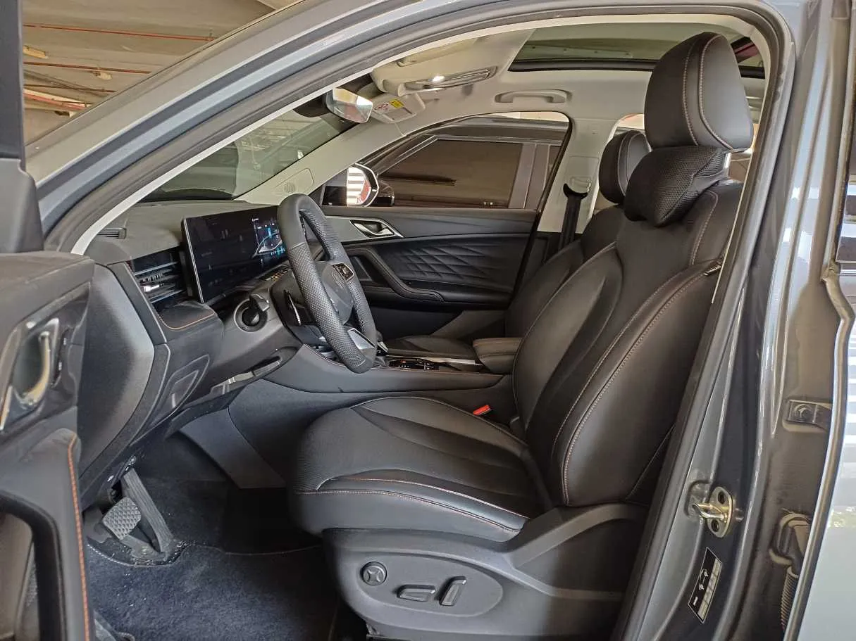 Car image 12