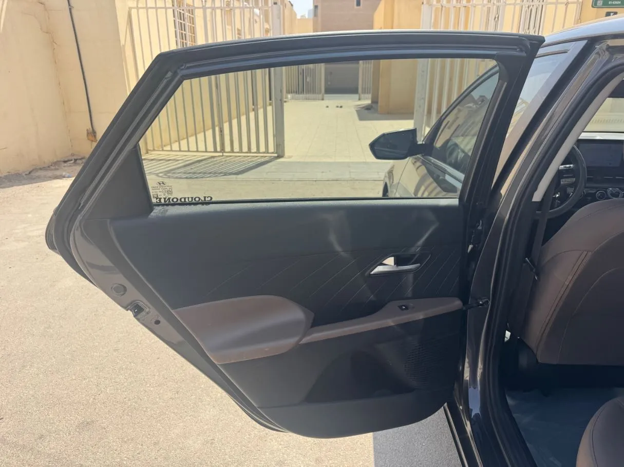 Car image 12