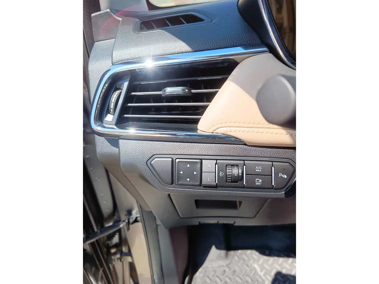 Car image 30