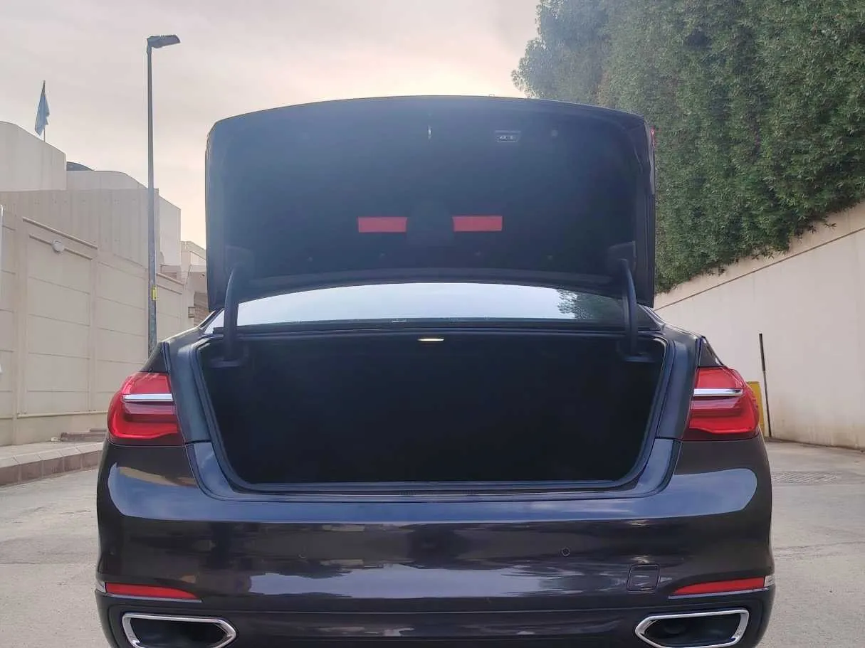 Car image 25