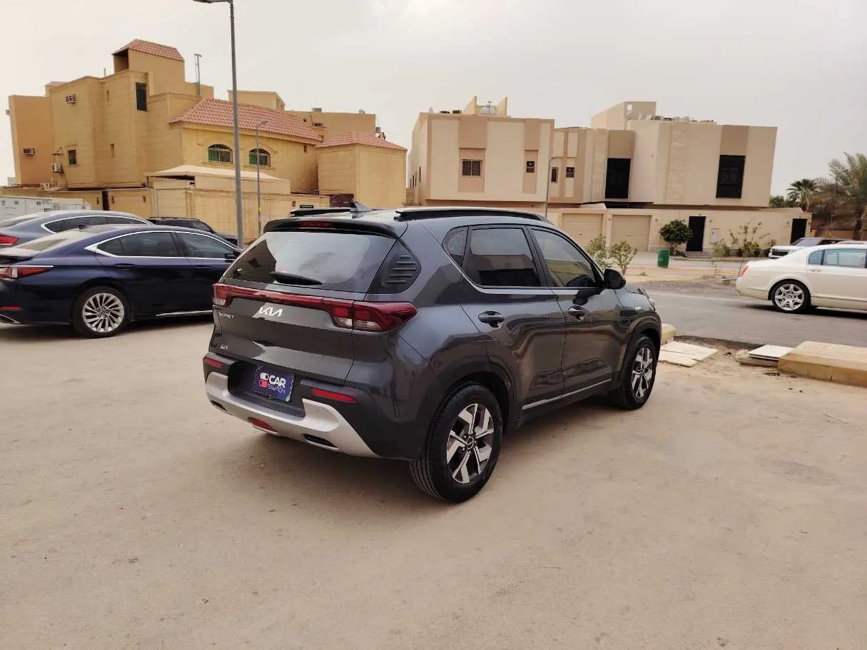 Car image 5