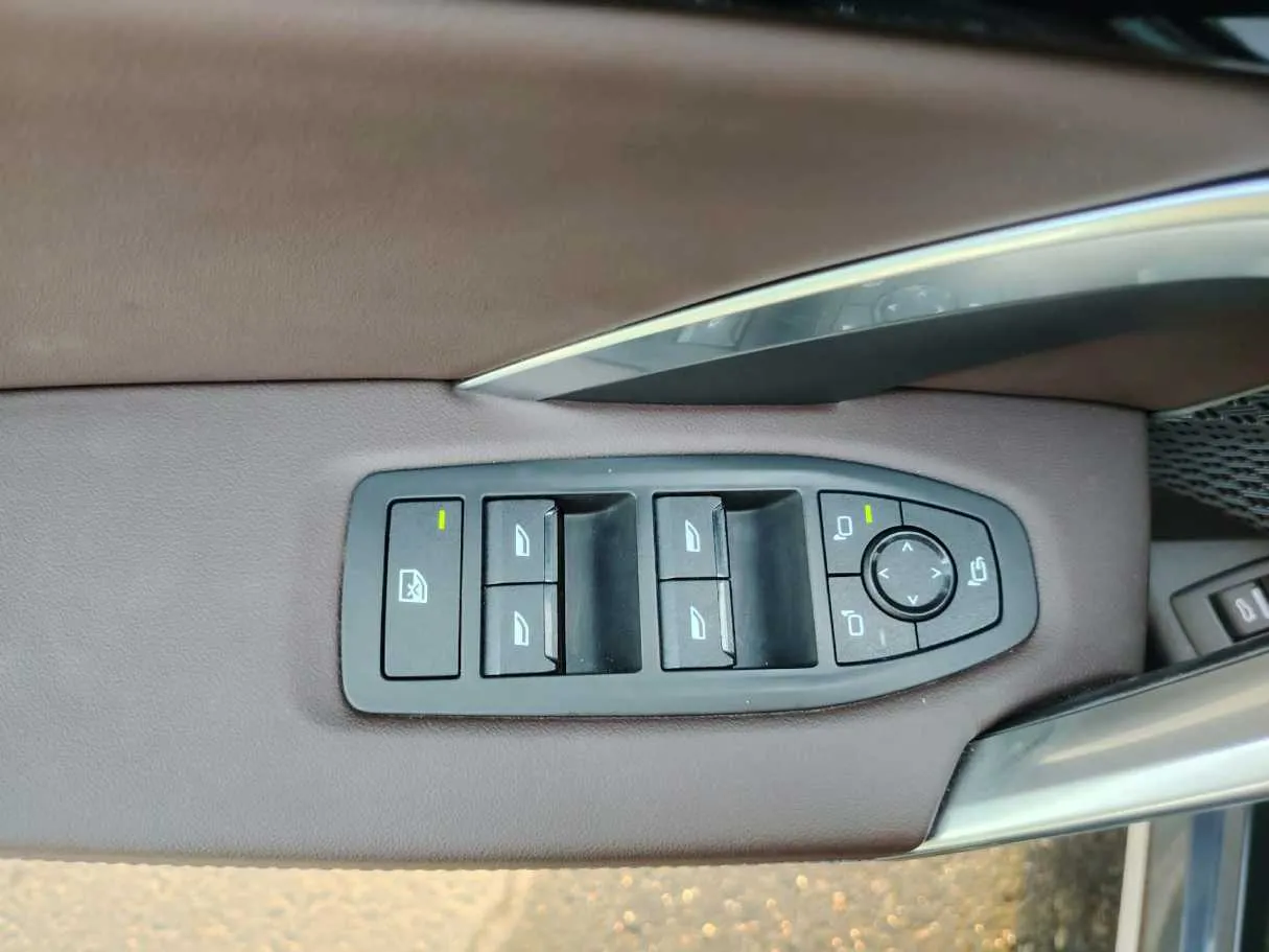 Car image 36