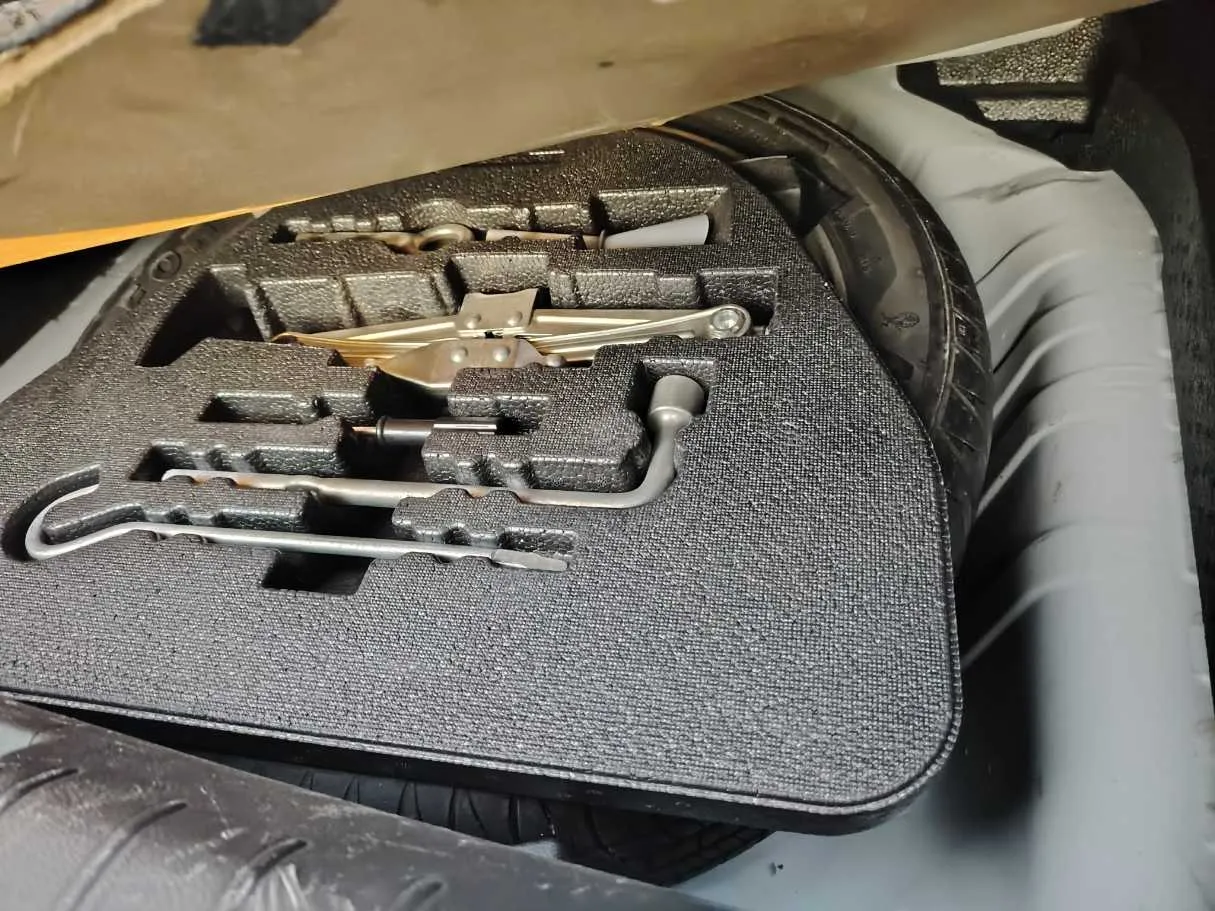 Car image 30