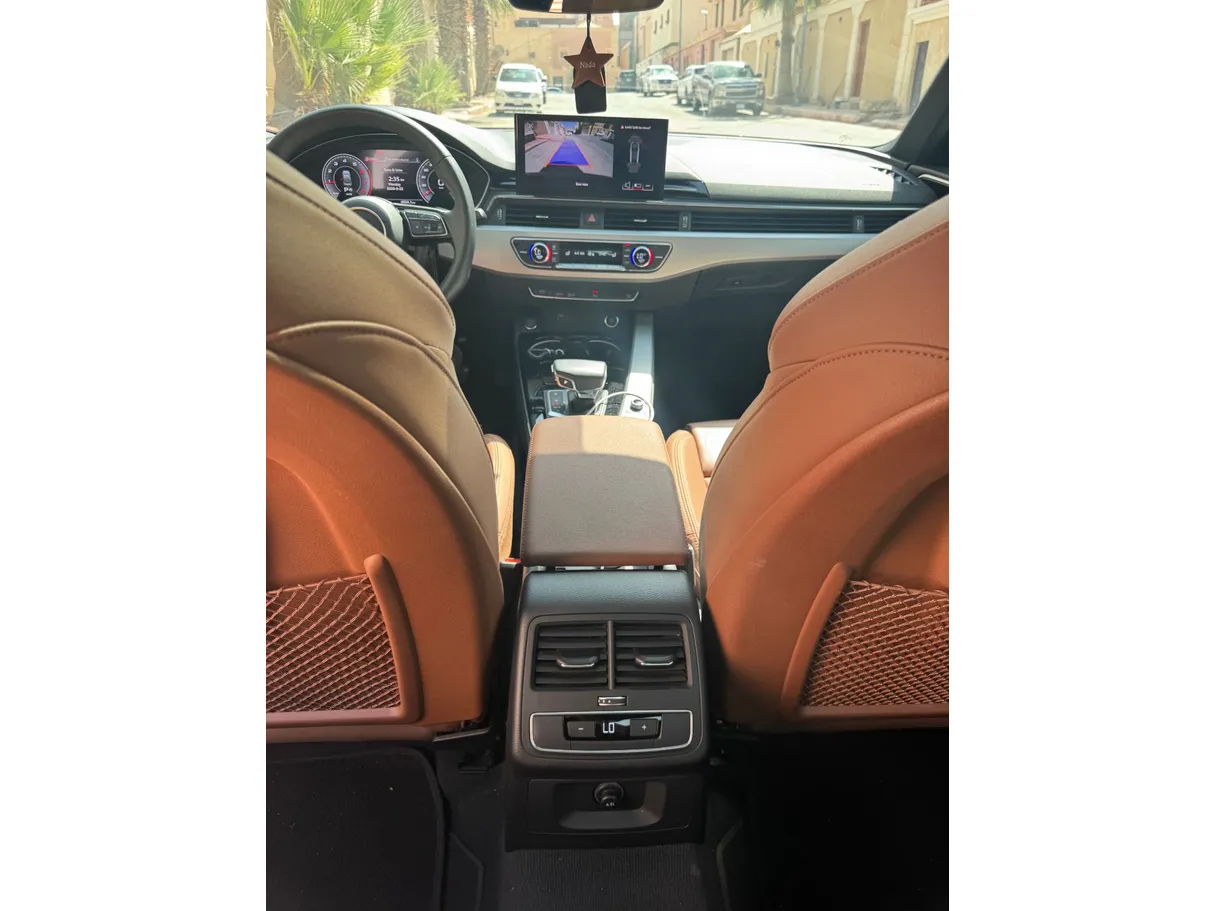 Car image 19