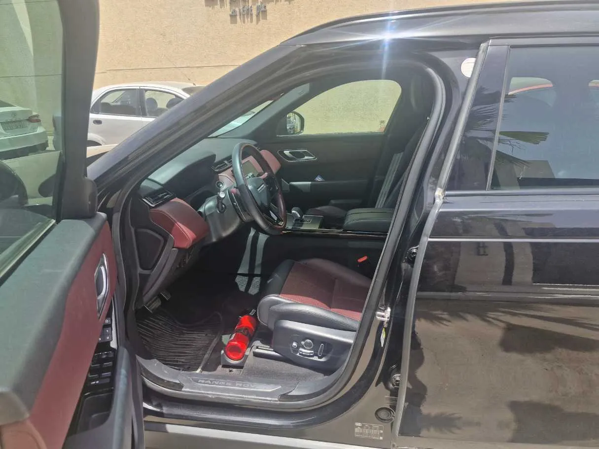 Car image 12