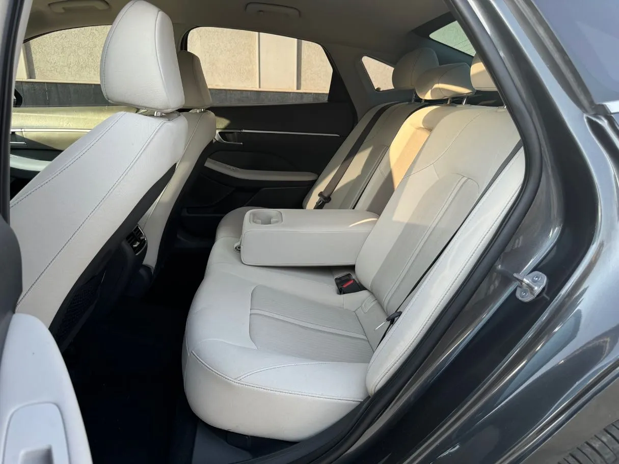 Car image 14