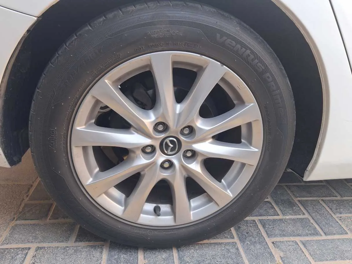 Car image 9