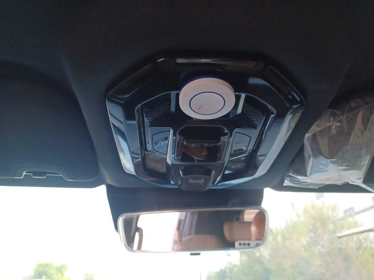 Car image 14