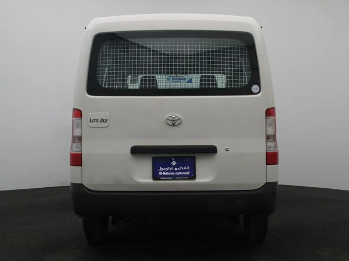 Car image 12