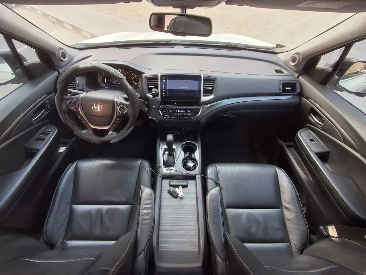 Car image 16