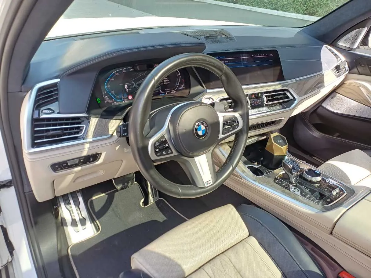 Car image 11