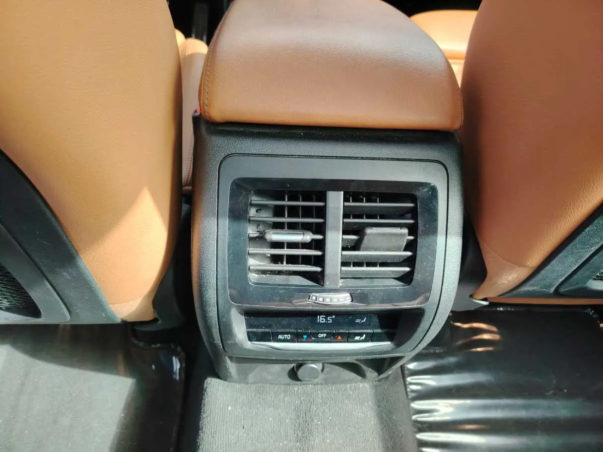 Car image 29