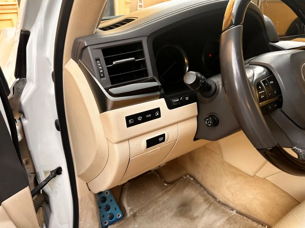 Car image 26