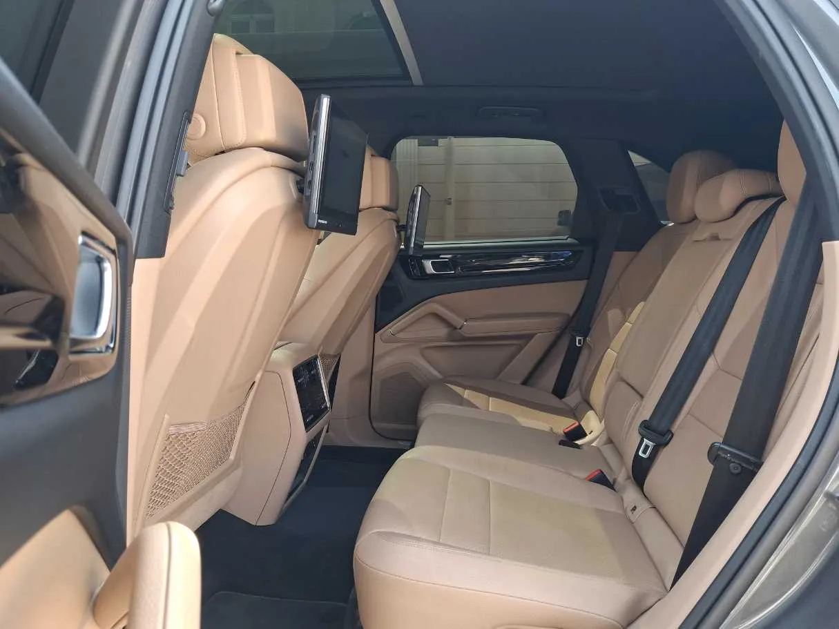 Car image 13