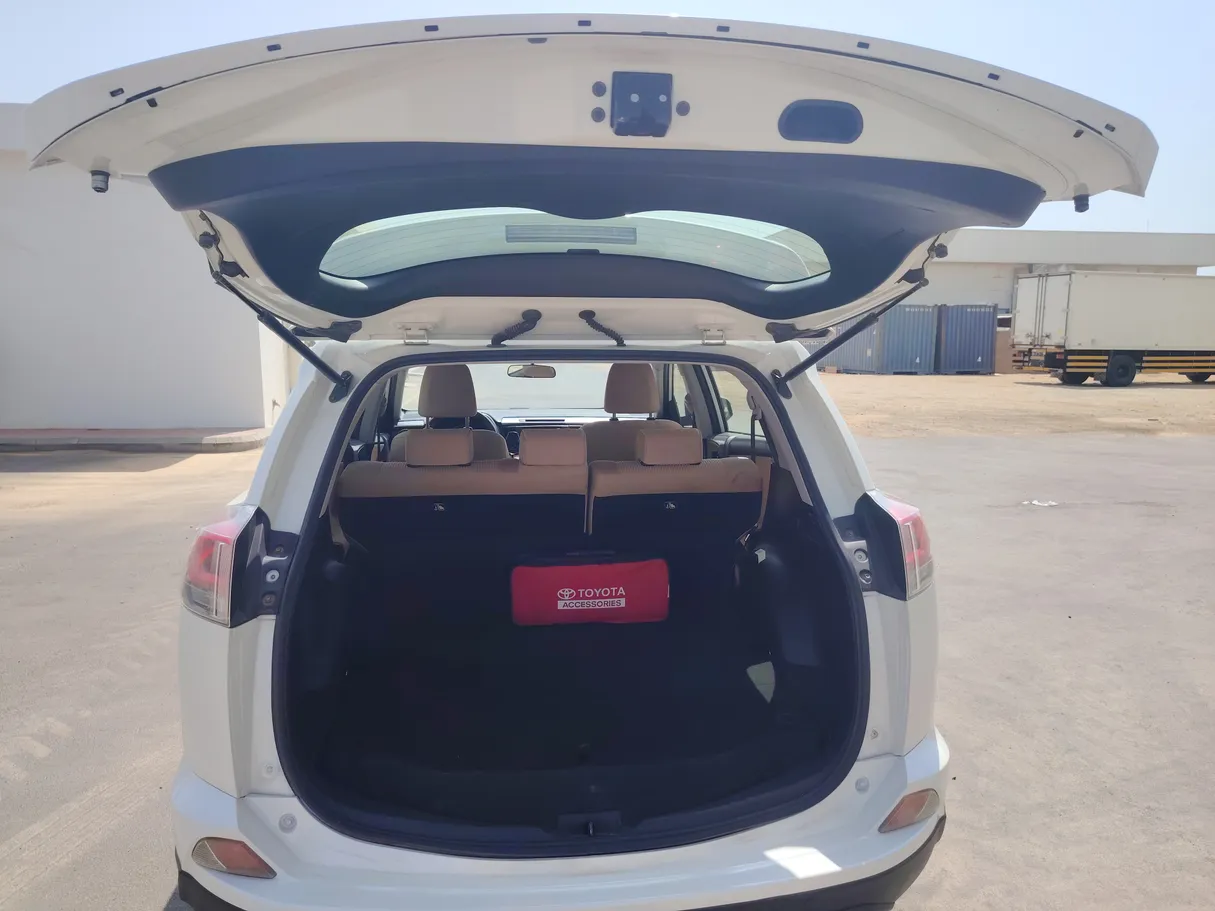 Car image 25