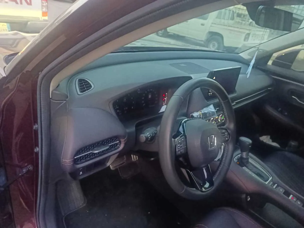 Car image 13