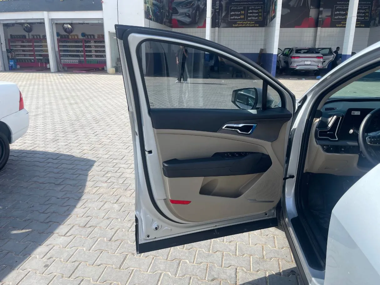 Car image 10