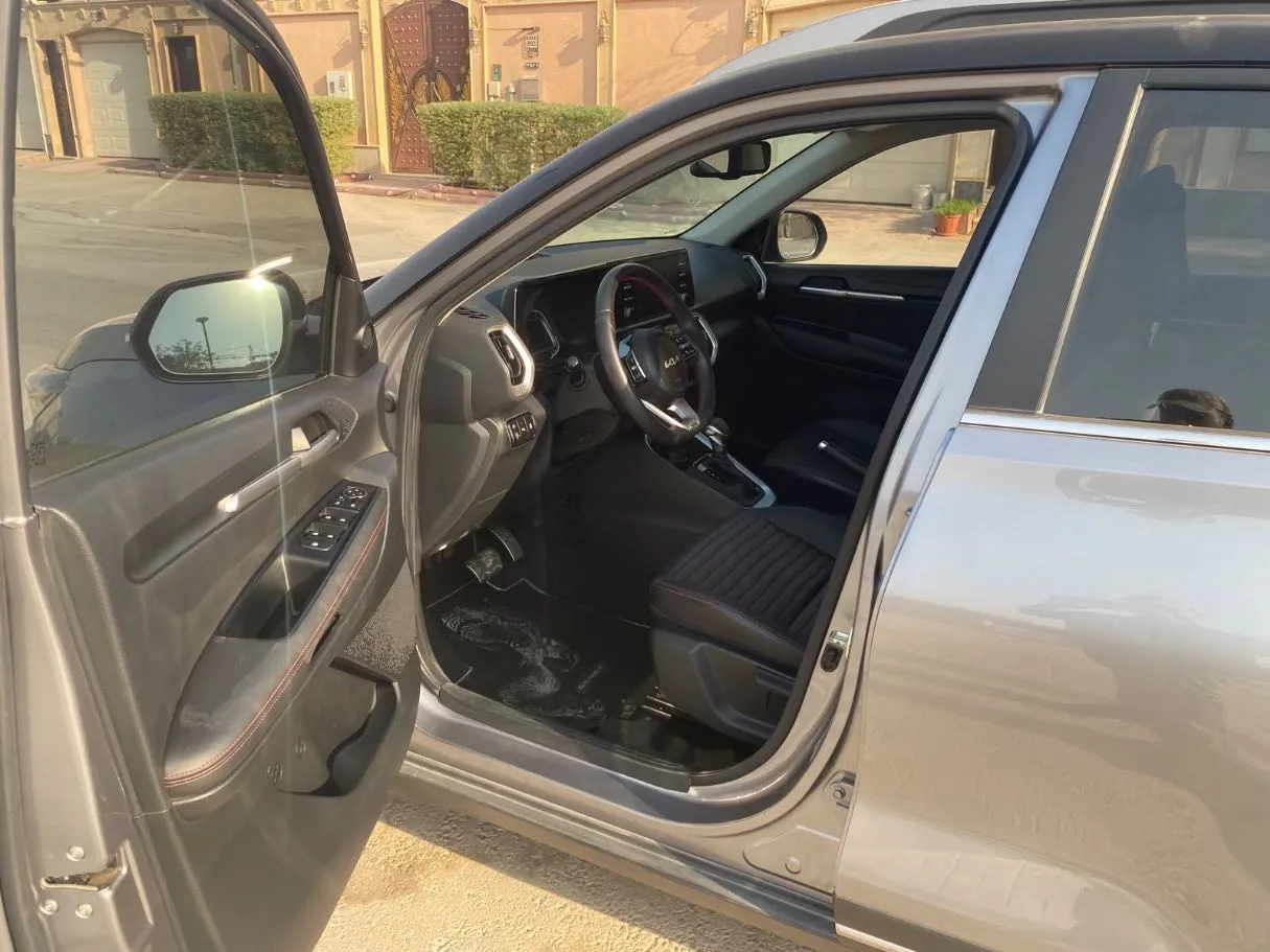 Car image 11