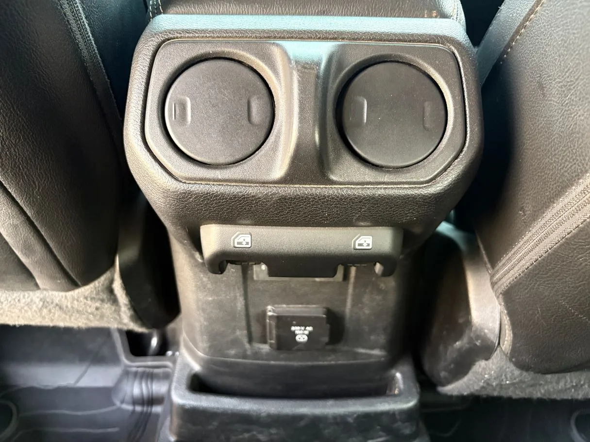 Car image 26