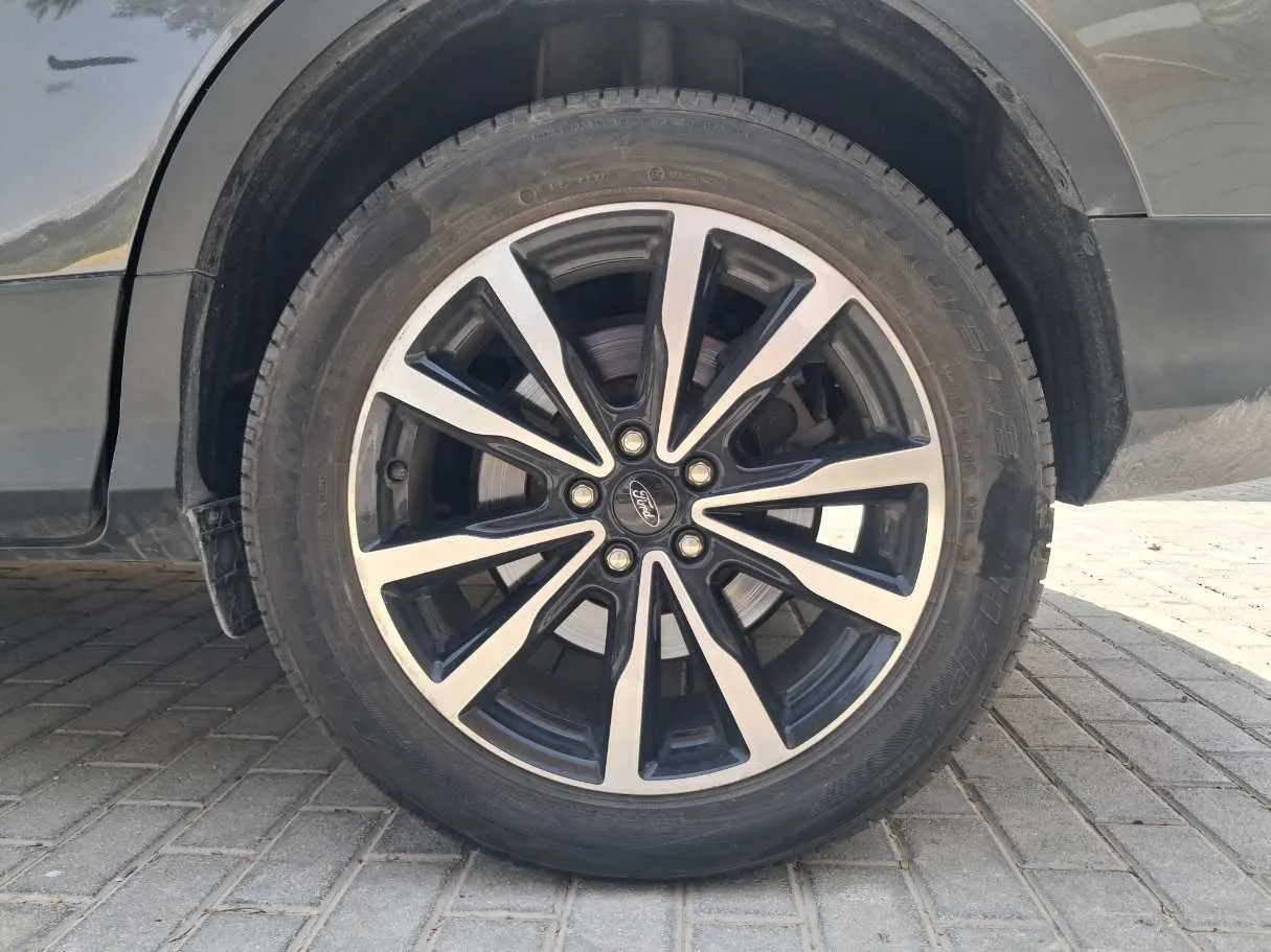 Car image 9