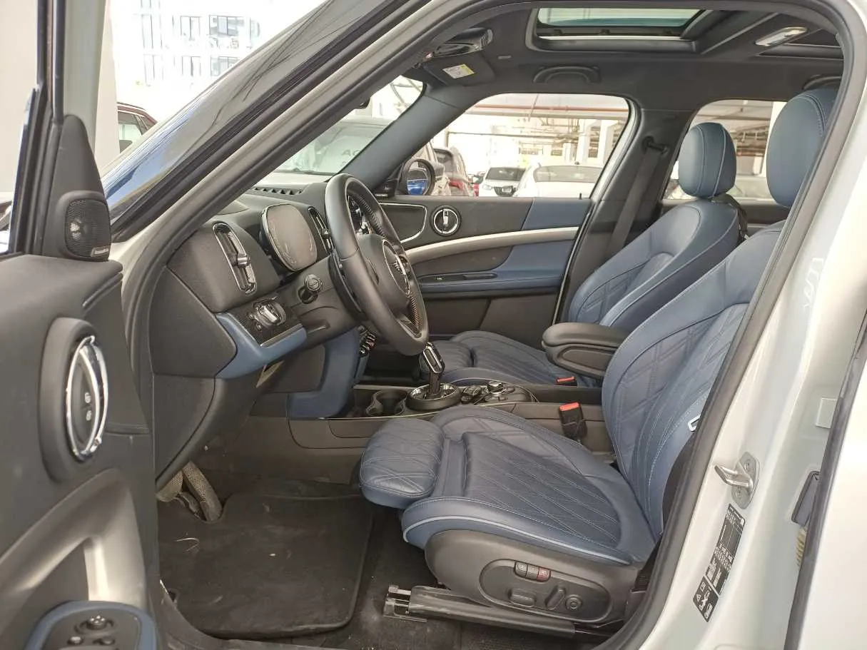 Car image 12