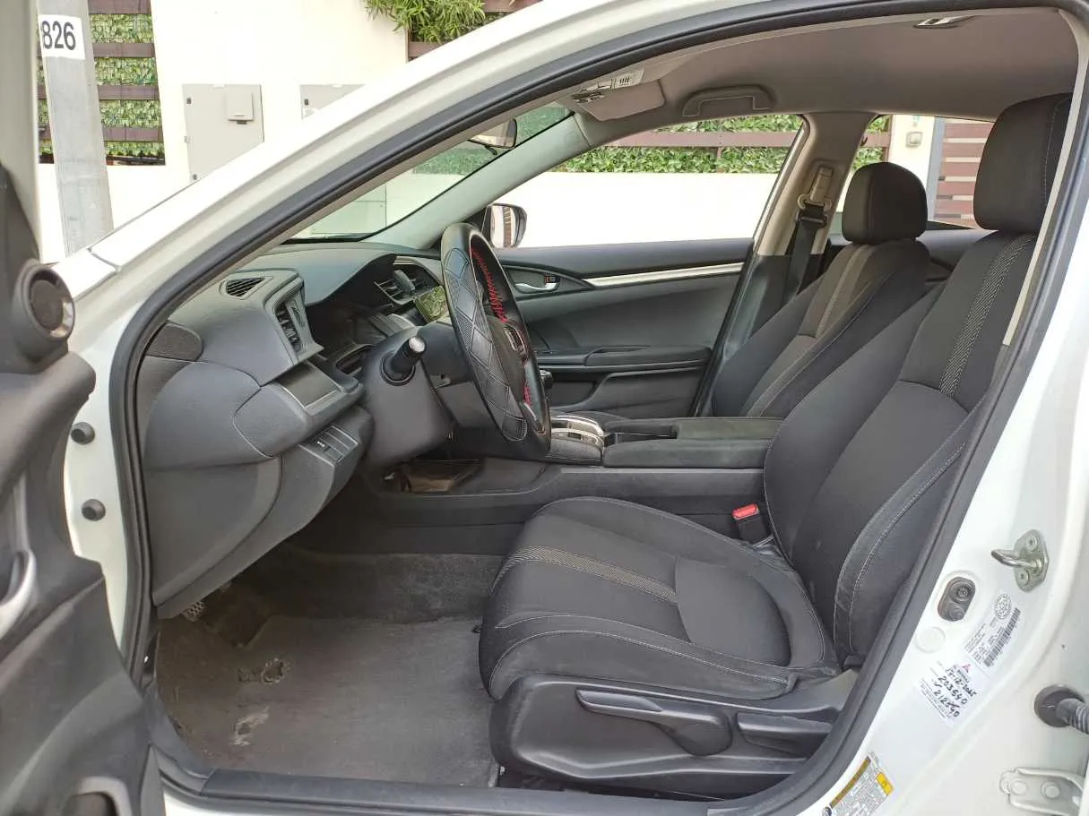 Car image 12