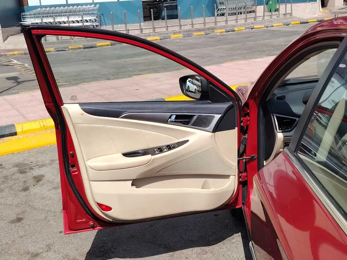 Car image 11