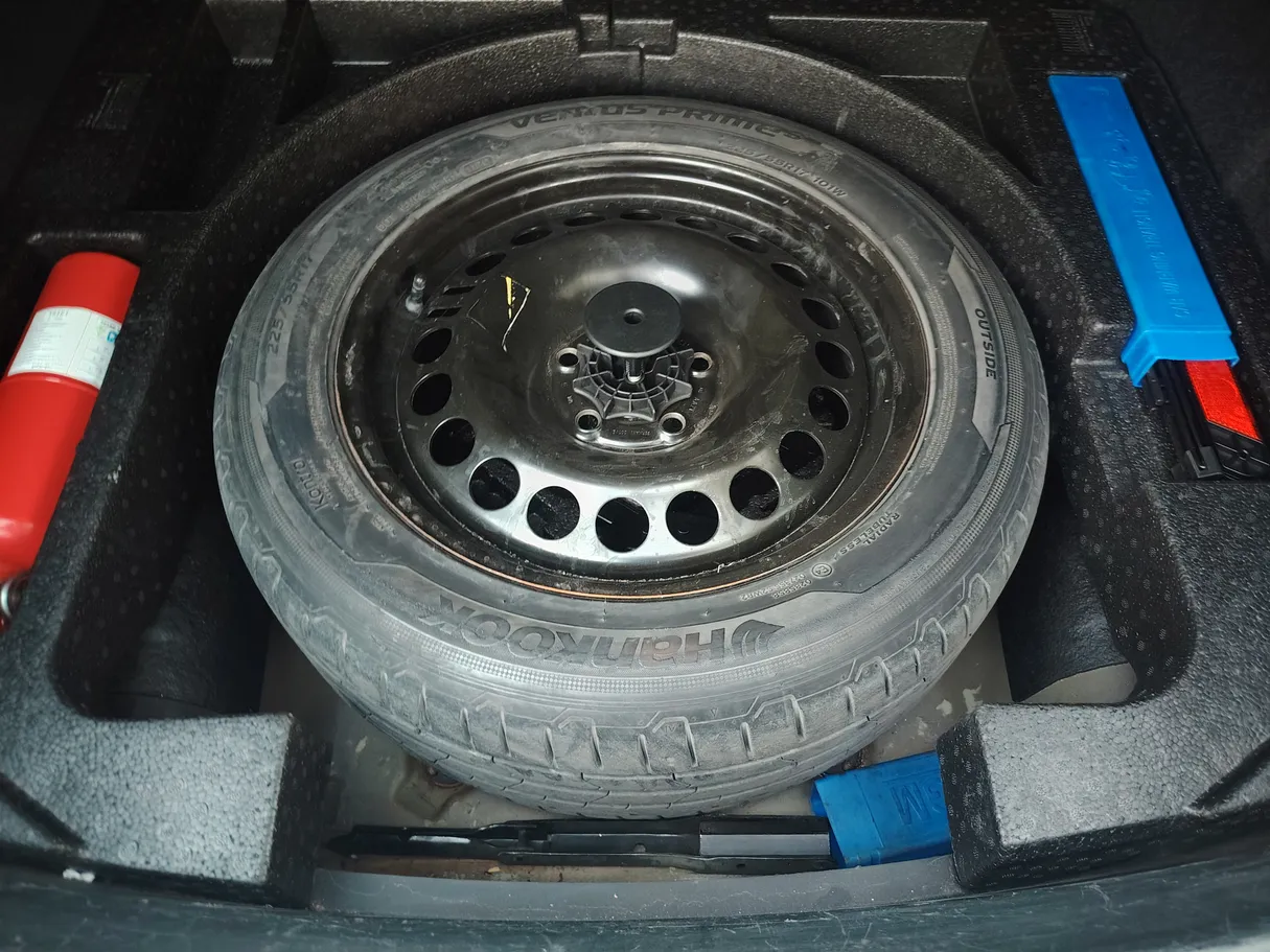 Car image 28