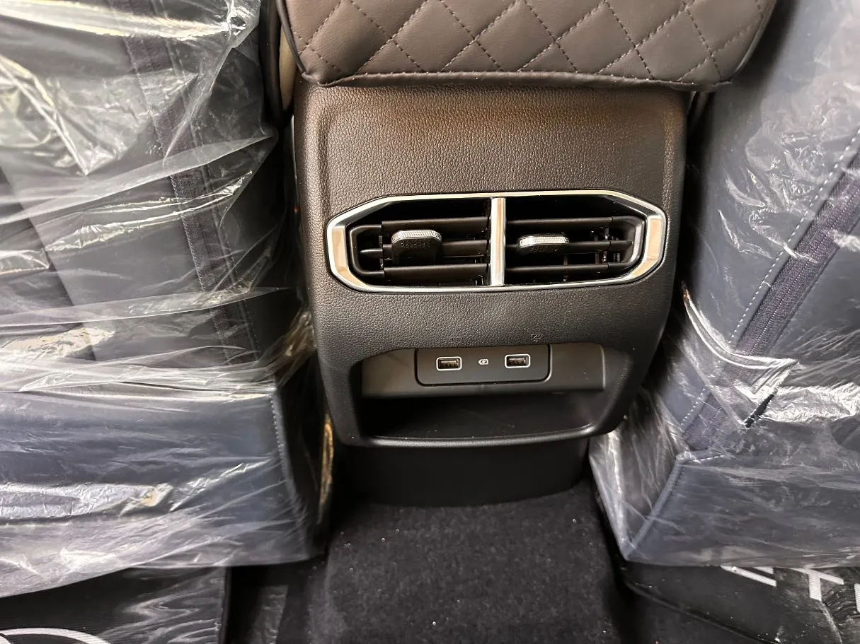 Car image 25
