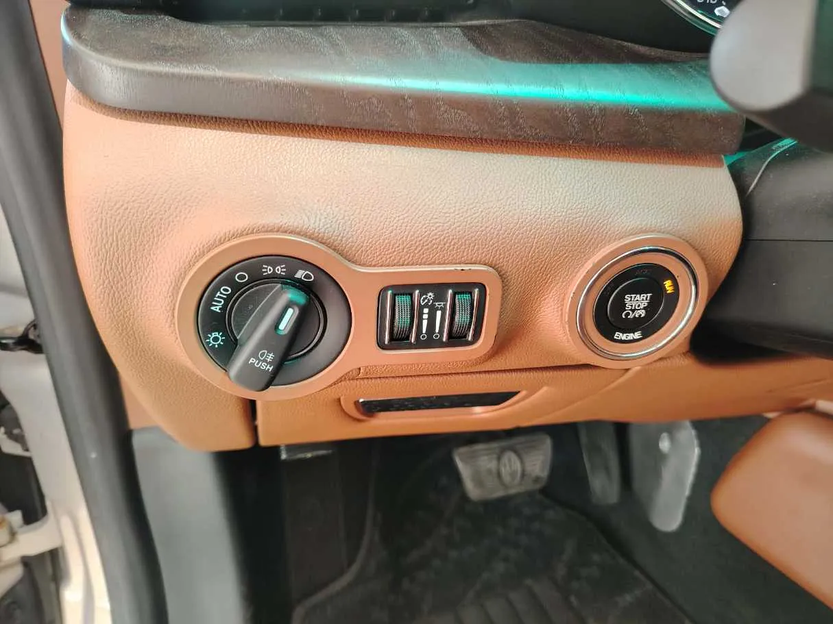 Car image 35