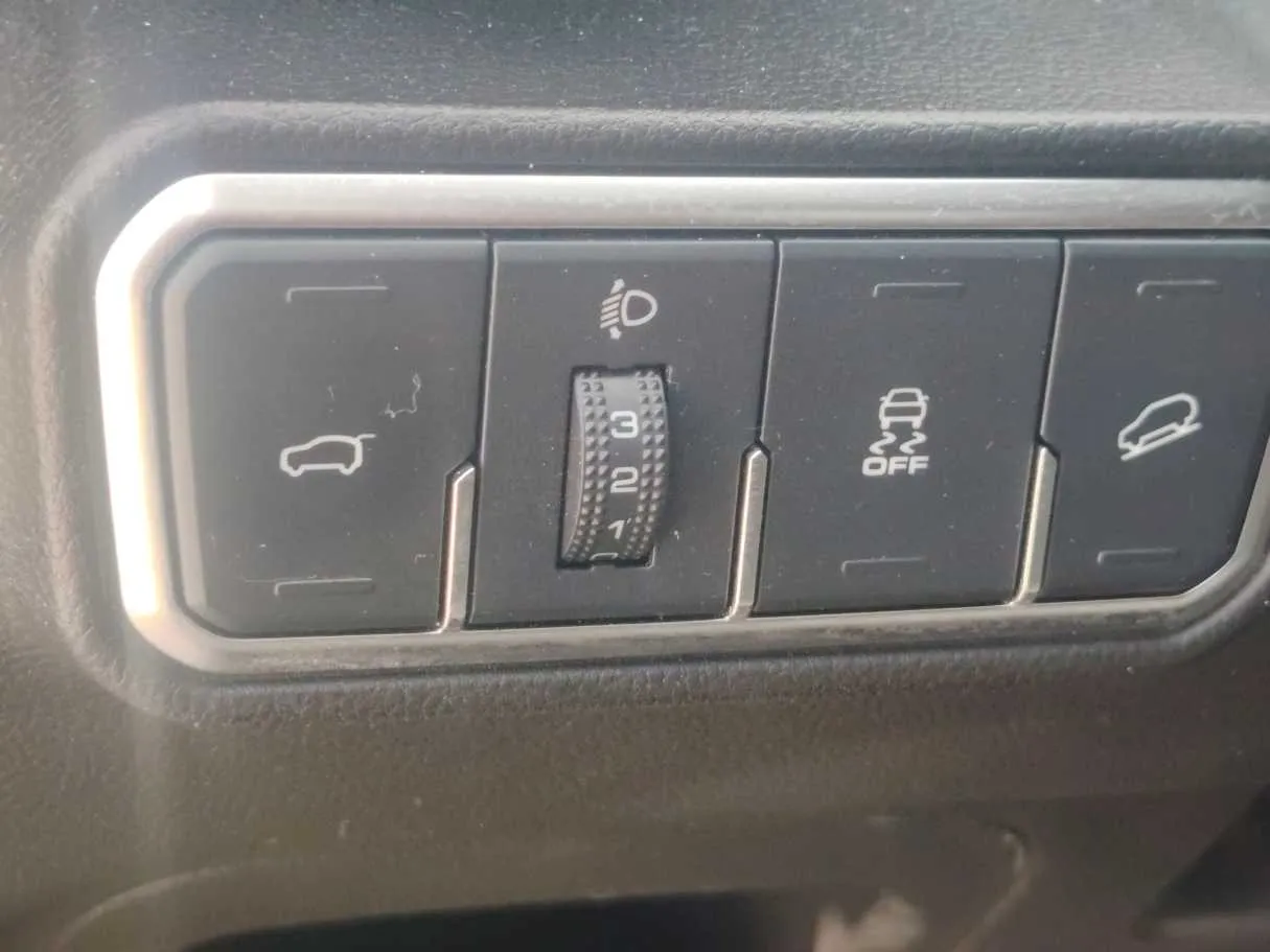 Car image 30