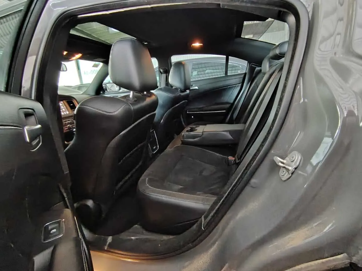 Car image 18