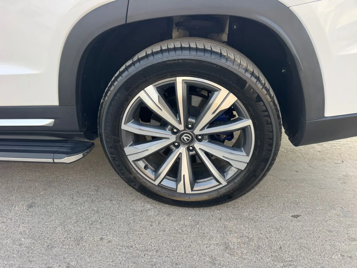 Car image 9