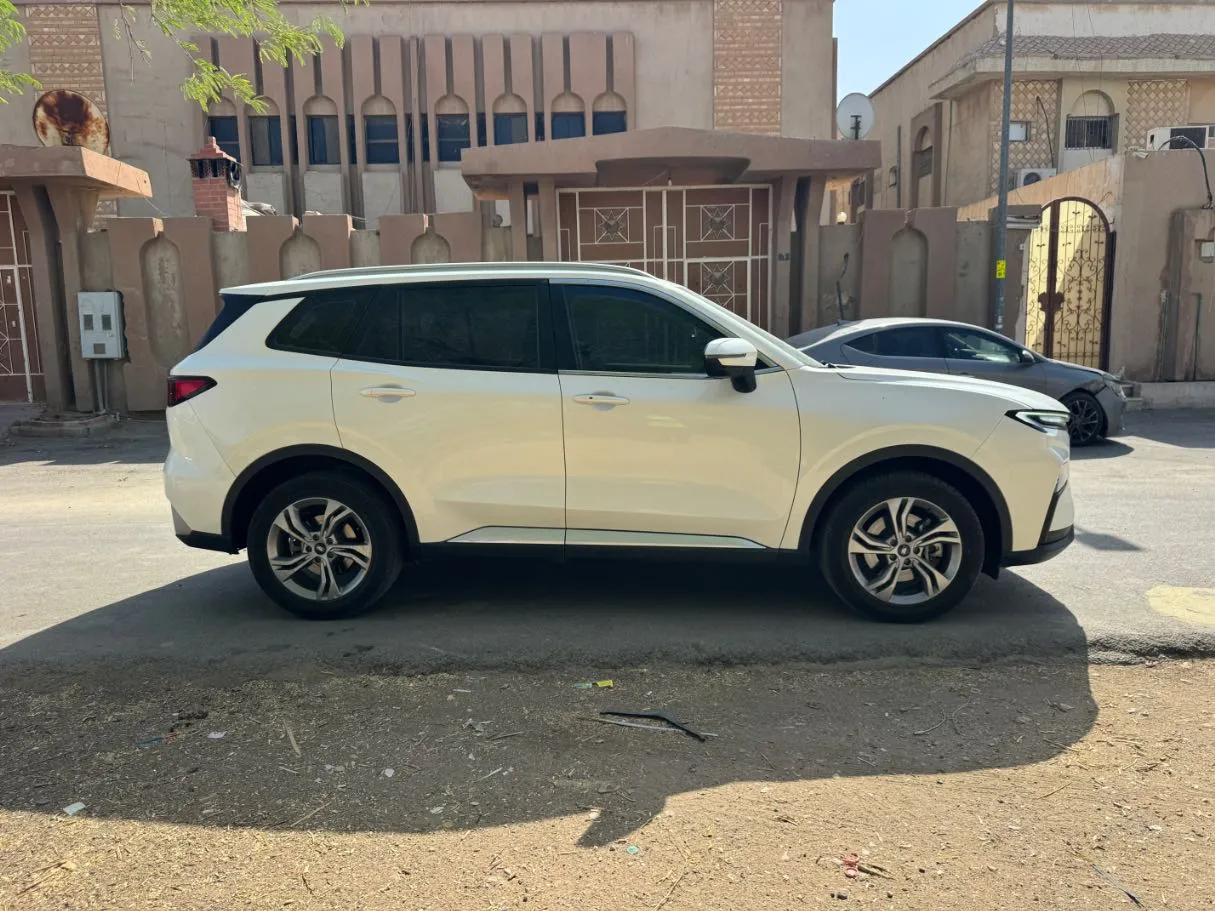 Car image 4