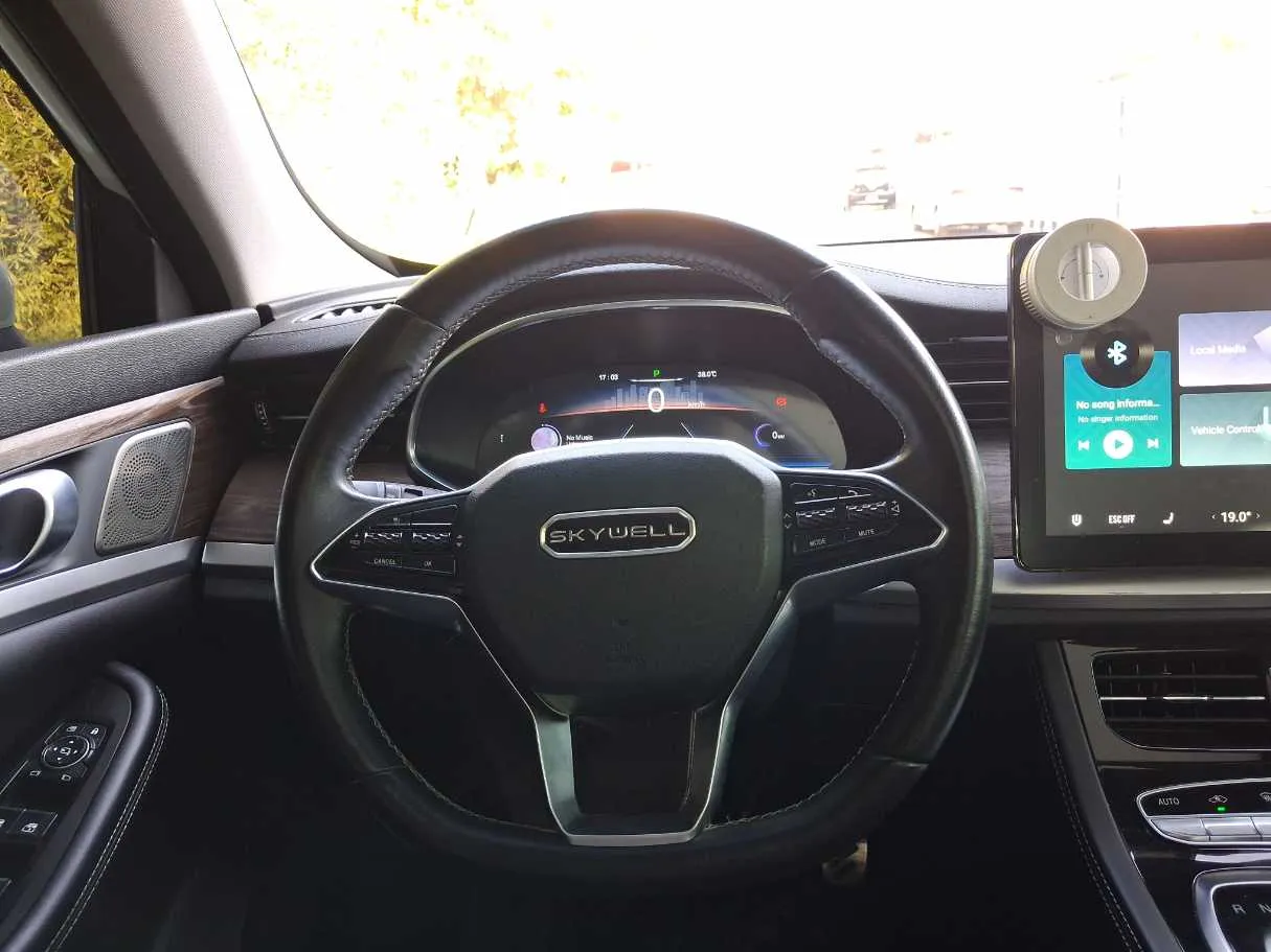 Car image 18