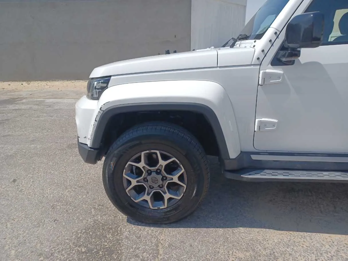 Car image 9