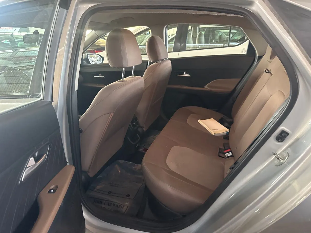 Car image 12
